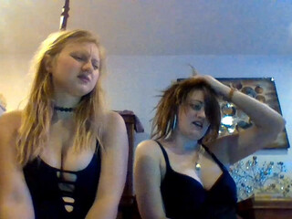 scartit chick eagerly absorbs dildo