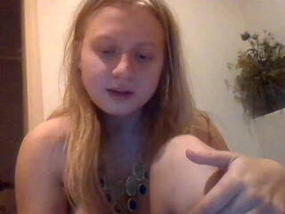 scartit close-up of pink pussy in chat show