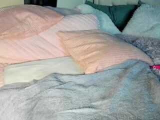 papaya_brat charming bitch caresses big tits