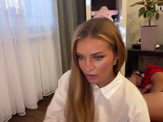 malbontess expressive lady masturbates pussy