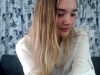 littlemisscool show busty sexy  with a beautiful body