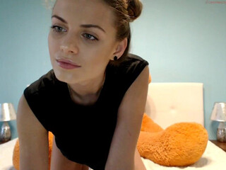 adri_sweetie top petite sexy model plays with the clitoris