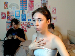 hizgi naked babe demonstrates chocolate body