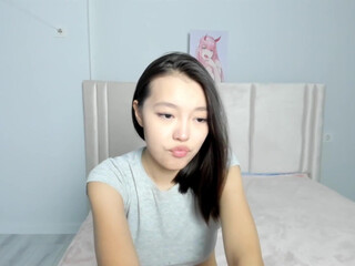 manilla_sky busty slut brings herself to squirt