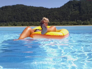 cris_sunny hot babe fucks herself with glass dildo