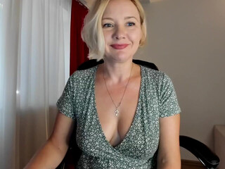 colette1w tasty babe fucks both holes