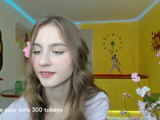 elizabeth_wong crazy lady fondles her cunt in panties