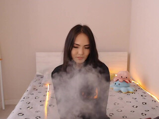 yaniko_sweety cute blonde webcam plays with her pussy