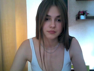 qqlola oil show live chat of a beautiful girl
