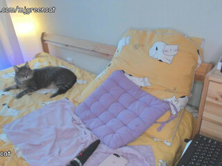 mjgreencat lustful skin jerks off shaved cunt