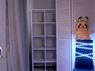 mikki_blush skinny babe plays with a guy in a public chat