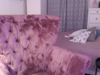 charlotte_maes dark haired girl