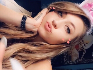 belasum striptease online show of a beautiful model