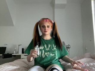 Maddy aka babymaddyxo  cute  model s a toy with a naked body.