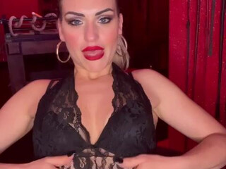 mistressiside  online masturbation of a blonde in blue jeans