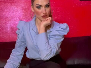mistressiside  played by butt plug in sex cam show