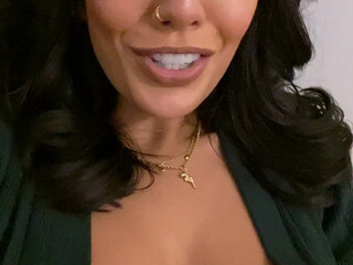 rejaniced charming bitch jerks pussy and cums