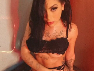 mcmirella crazy babe posing nude