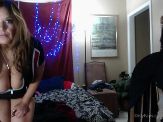 chicksicilian sexy slut caresses sex lips