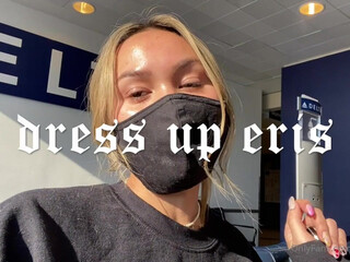 dressuperis Beauty in stockings gently pulls pussy