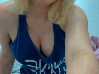 emmewhite Hot babe striptease dances