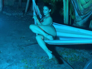 miss raquel Chic babe hammering both holes