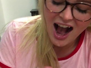 elle knox Sexy babe masturbates point