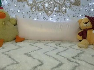 honey gold Skillful woman gently pulls pussy