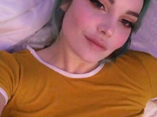 hinaughtya Sweet and attractive babe masturbates