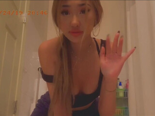 emmalvx aka OF Gorgeous chick having fun with phallus