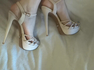 Goddess Grazi (@grazigoddess) onlyfans playing with a vibrator