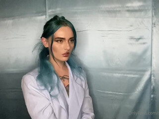 shiaswordgirl Kinky babe posing solidly