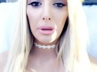 Lynaritaa Cute bitch caresses sex lips