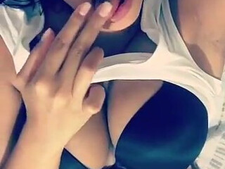 Kira Queen demonstratively masturbating on cam