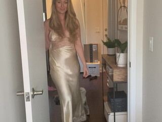 maditown 30 A cool lady is dancing a striptease slowly