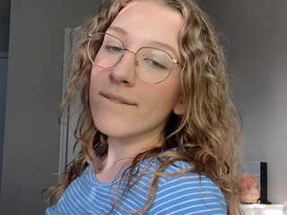 chlobodyyyvip Adorable chick pulls the vagina with fingers