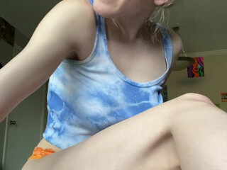 chlobodyyyvip Spectacular bitch jerks off juicy pussy