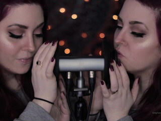 dovey Pregnant woman posing in front of webcam.