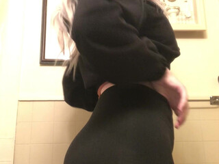 ziggy The obstinate queen pulls the cap