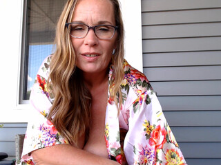 kimithemilfmommy cumming heavily before webcam