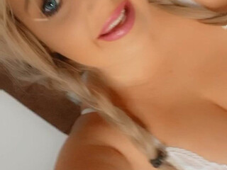 amberbimbodoll Beautiful lady shows gorgeous body