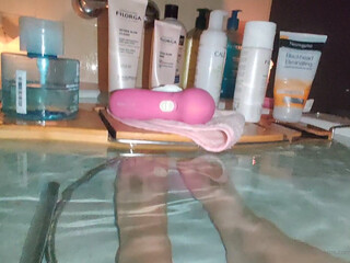 Hannah James aka hannahjames710 onlyfans Charming bitch spreads her legs