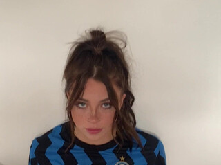 Callmeslooo onlyfans takes off her panties