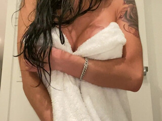 ambermg Naughty babe handjob pussy relish