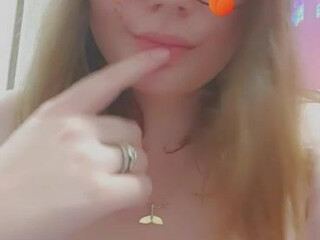 DopeyLilBean onlyfans Cute chick gently pulls pussy