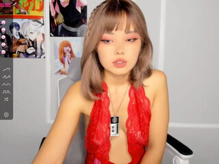 yummysoap_ Plump brunette masturbating pussy with her hand