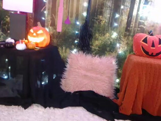 zzvioletzz Vicious bitch tightly stretches her pussy