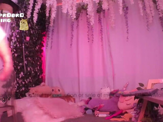 mollyflwers Busty bitch jerks pussy with phallus