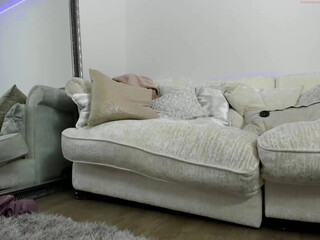 misslusciousxox Spicy chick gently pulls pussy