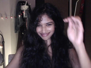 mariyya Cute girl shows sexy body